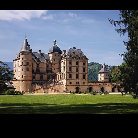 Le Chateau Apartment *